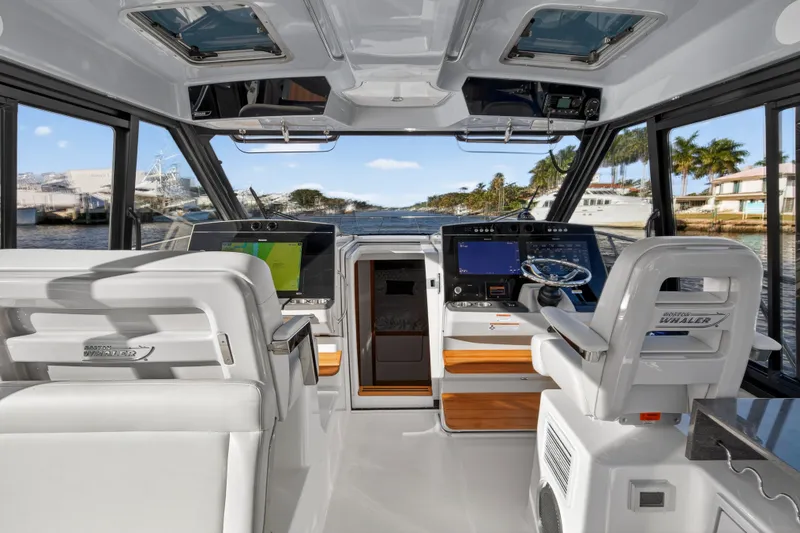 Slide: The Image of Boston Whaler 405 CONQUEST 2021 - 69