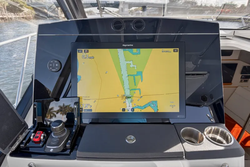 Slide: The Image of Boston Whaler 405 CONQUEST 2021 - 71