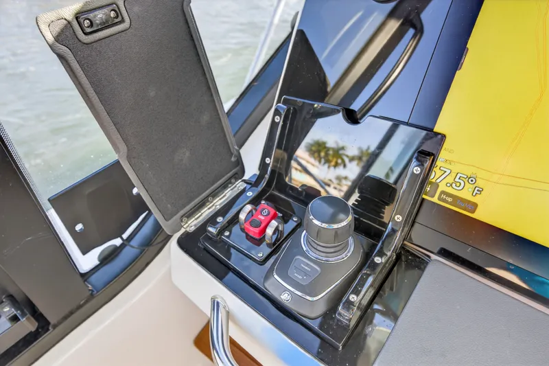Slide: The Image of Boston Whaler 405 CONQUEST 2021 - 72