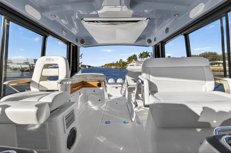 Slide: The Image of Boston Whaler 405 CONQUEST 2021 - 73