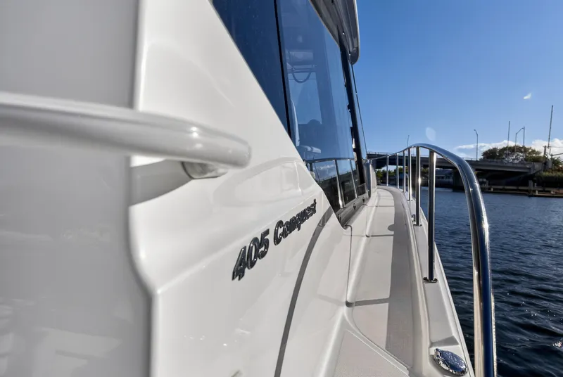 Slide: The Image of Boston Whaler 405 CONQUEST 2021 - 74
