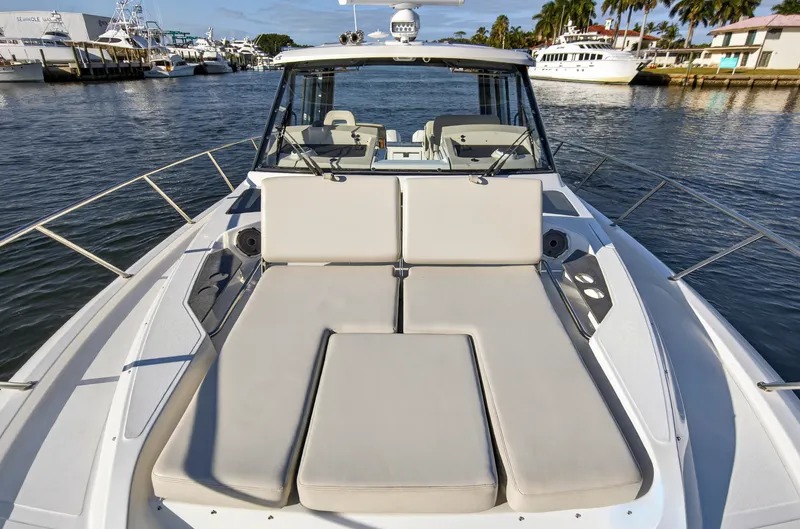 Slide: The Image of Boston Whaler 405 CONQUEST 2021 - 77