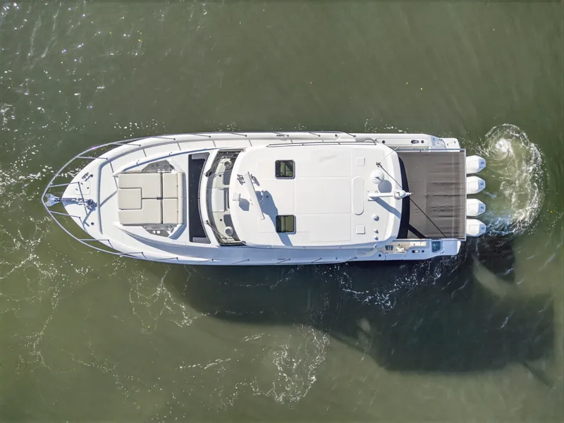Slide: The Image of Boston Whaler 405 CONQUEST 2021 - 8