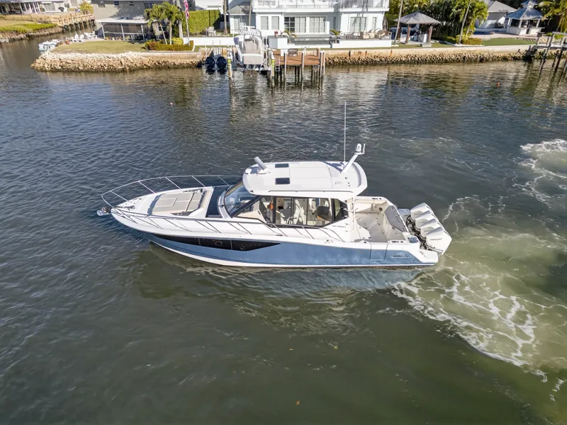 Slide: The Image of Boston Whaler 405 CONQUEST 2021 - 9