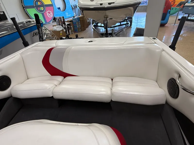 Slide: The Image of Malibu WAKESETTER 2002 - 13