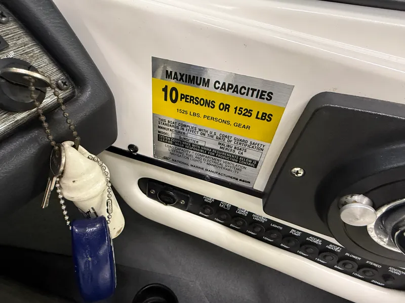 Slide: The Image of Malibu WAKESETTER 2002 - 17