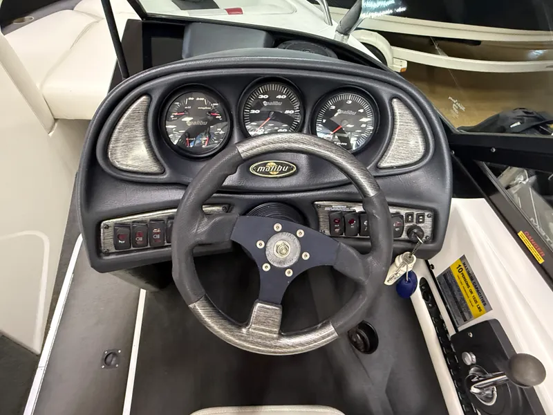 Slide: The Image of Malibu WAKESETTER 2002 - 6