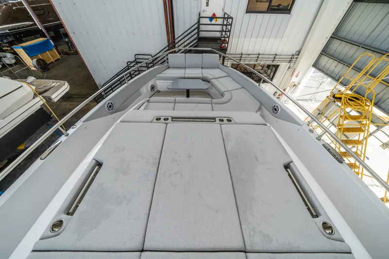 Slide: The Image of Azimut VERVE 47 2022 - 11