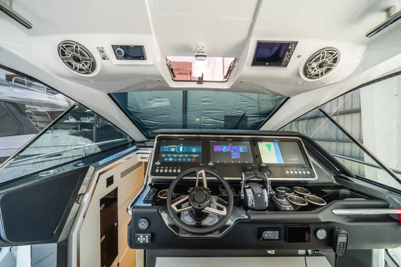 Slide: The Image of Azimut VERVE 47 2022 - 2
