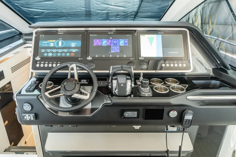 Slide: The Image of Azimut VERVE 47 2022 - 4