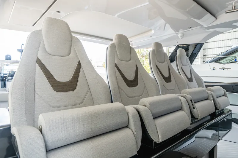 Slide: The Image of Azimut VERVE 47 2022 - 5