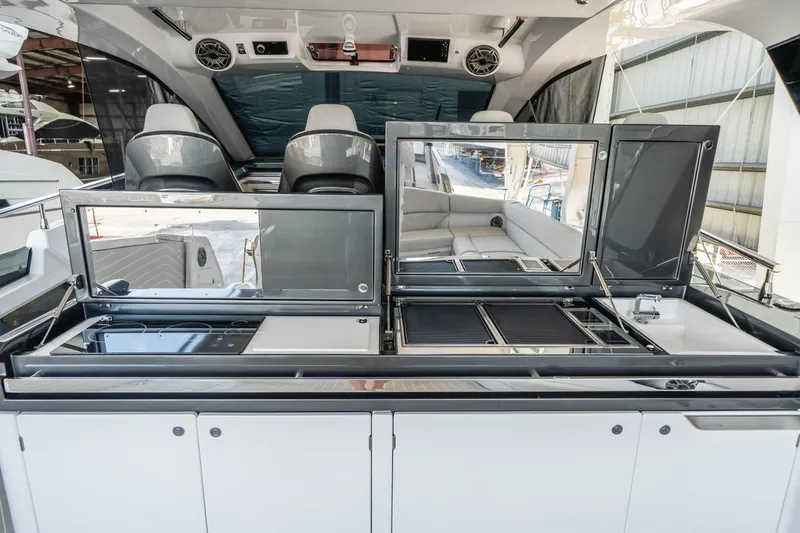 Slide: The Image of Azimut VERVE 47 2022 - 8