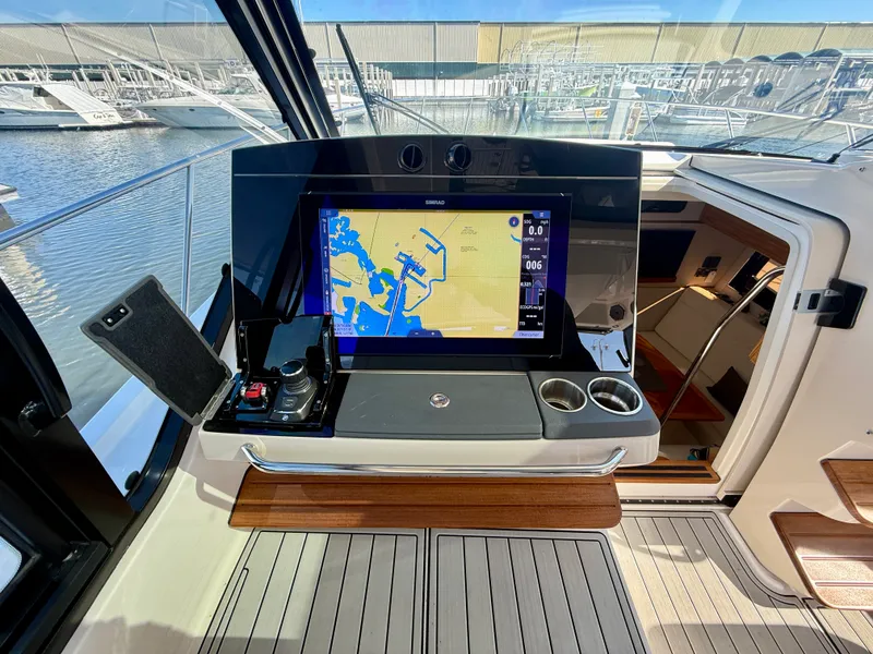 Slide: The Image of Boston Whaler 405 CONQUEST 2024 - 11