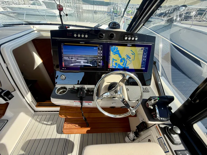 Slide: The Image of Boston Whaler 405 CONQUEST 2024 - 12