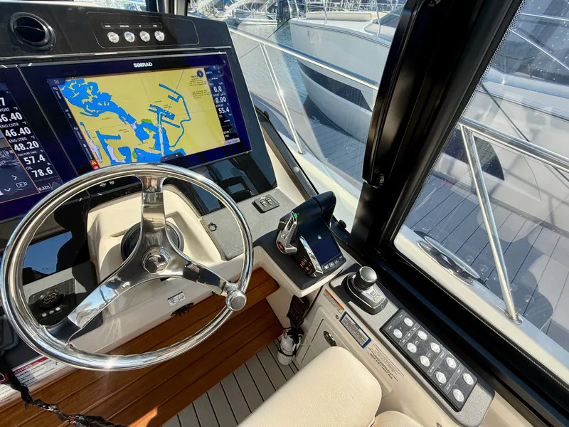 Slide: The Image of Boston Whaler 405 CONQUEST 2024 - 13