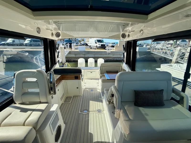 Slide: The Image of Boston Whaler 405 CONQUEST 2024 - 14