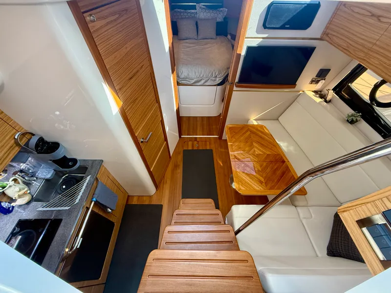 Slide: The Image of Boston Whaler 405 CONQUEST 2024 - 15