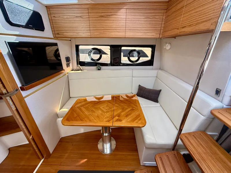 Slide: The Image of Boston Whaler 405 CONQUEST 2024 - 16