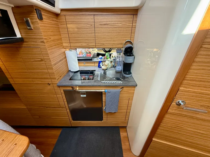 Slide: The Image of Boston Whaler 405 CONQUEST 2024 - 17