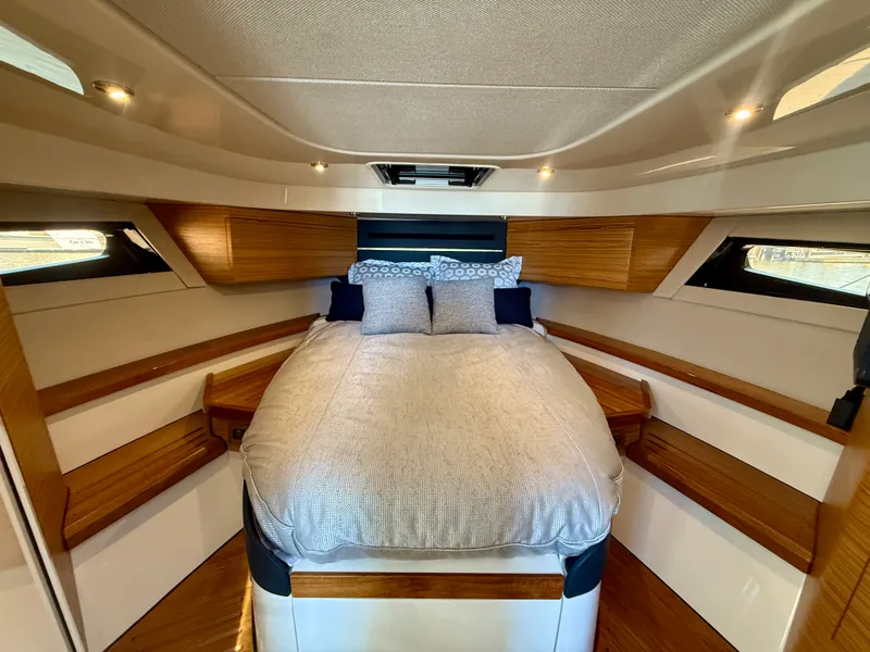 Slide: The Image of Boston Whaler 405 CONQUEST 2024 - 18