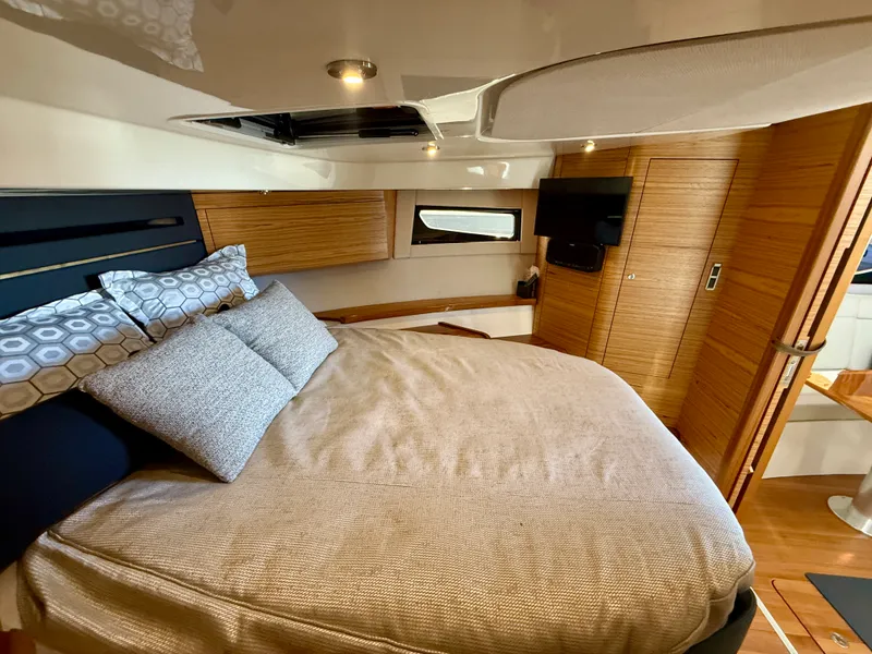 Slide: The Image of Boston Whaler 405 CONQUEST 2024 - 19