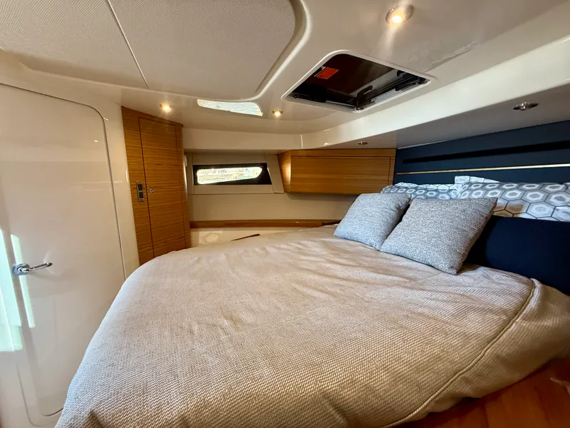 Slide: The Image of Boston Whaler 405 CONQUEST 2024 - 20