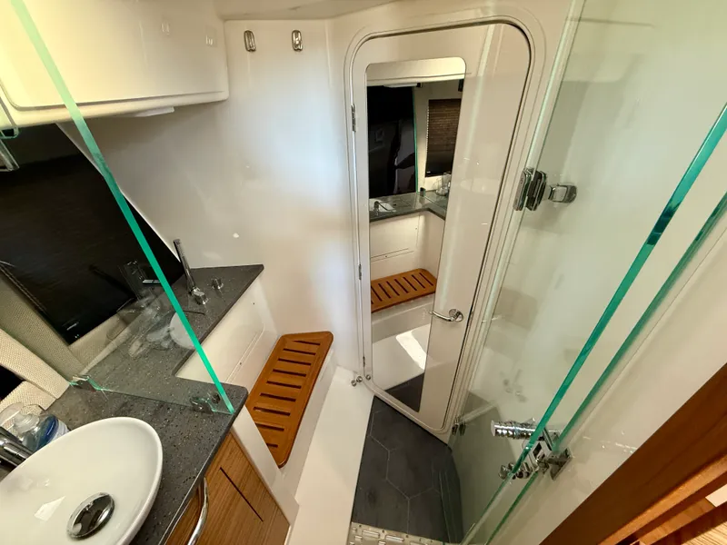 Slide: The Image of Boston Whaler 405 CONQUEST 2024 - 22