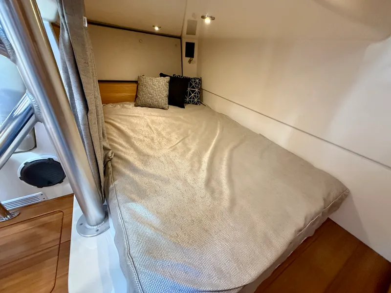 Slide: The Image of Boston Whaler 405 CONQUEST 2024 - 23