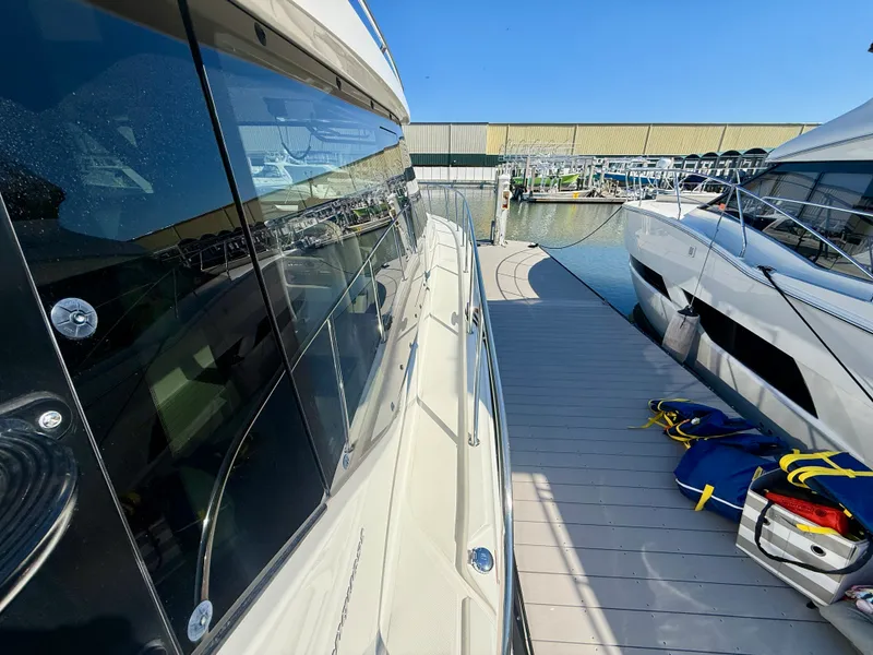 Slide: The Image of Boston Whaler 405 CONQUEST 2024 - 24