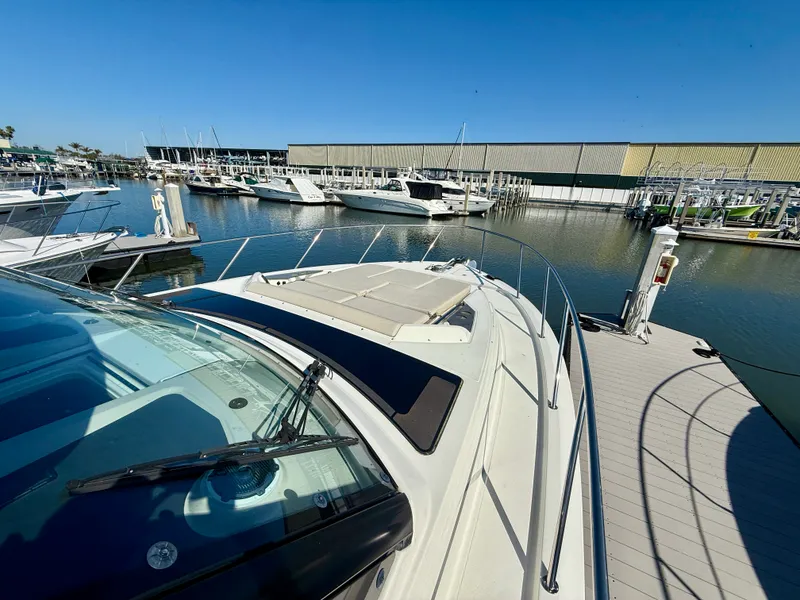 Slide: The Image of Boston Whaler 405 CONQUEST 2024 - 25