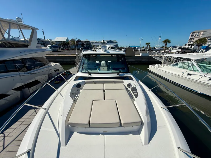 Slide: The Image of Boston Whaler 405 CONQUEST 2024 - 26