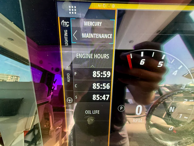 Slide: The Image of Boston Whaler 405 CONQUEST 2024 - 29