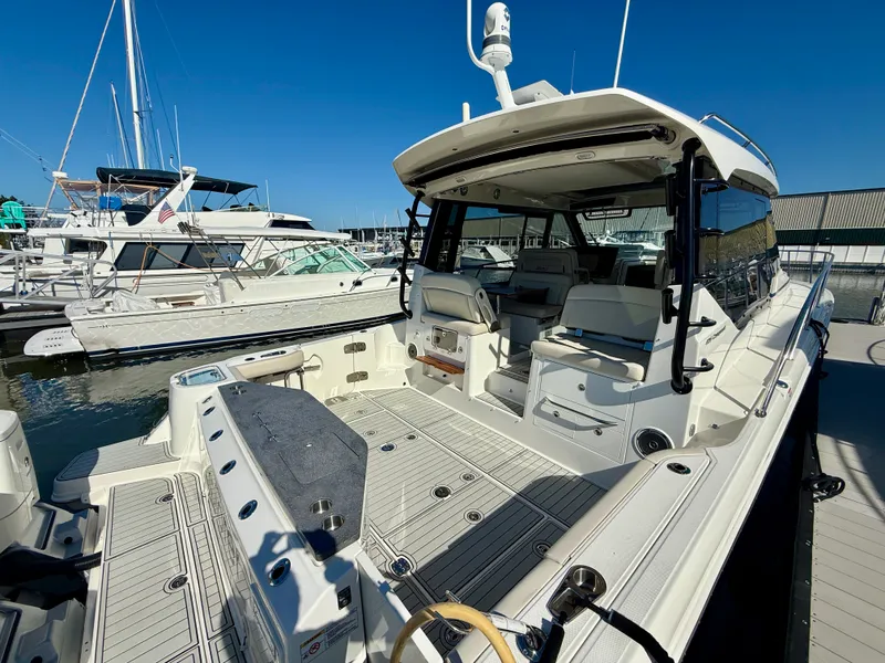 Slide: The Image of Boston Whaler 405 CONQUEST 2024 - 3