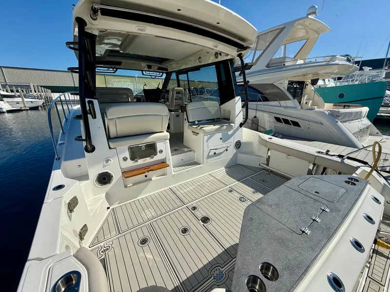Slide: The Image of Boston Whaler 405 CONQUEST 2024 - 4