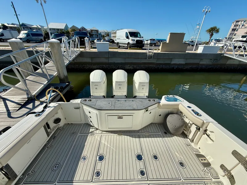 Slide: The Image of Boston Whaler 405 CONQUEST 2024 - 5