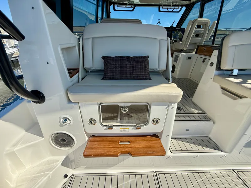 Slide: The Image of Boston Whaler 405 CONQUEST 2024 - 6