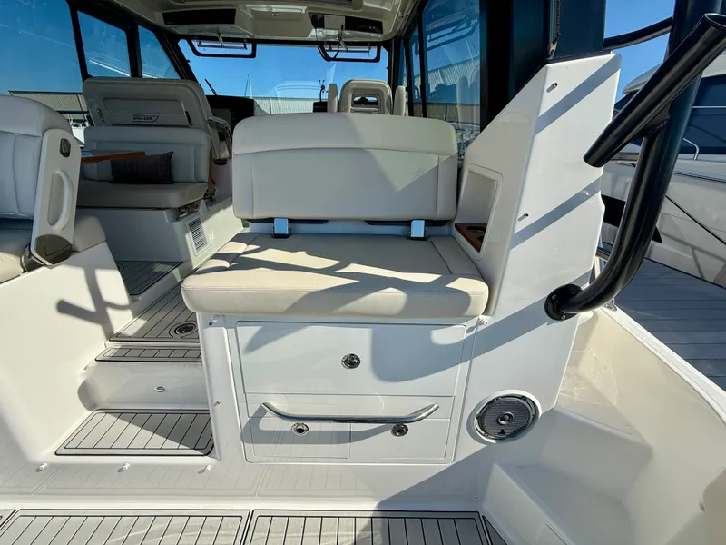 Slide: The Image of Boston Whaler 405 CONQUEST 2024 - 7