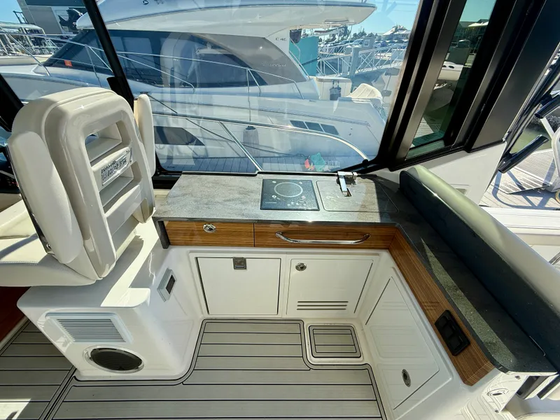 Slide: The Image of Boston Whaler 405 CONQUEST 2024 - 9