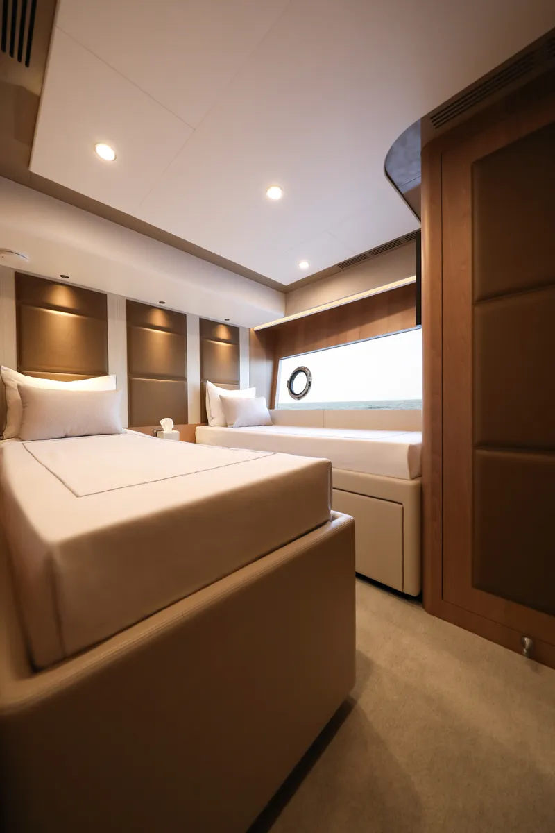 Slide: The Image of Ocean Alexander 28L 2026 - 76