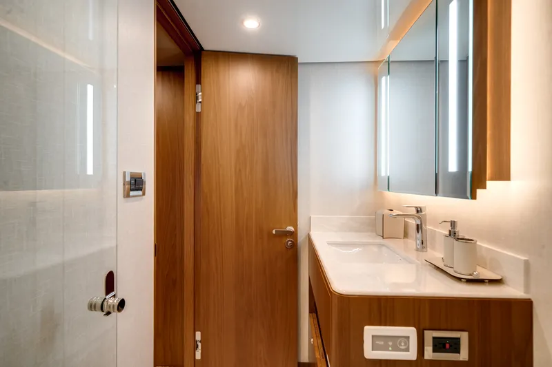 Slide: The Image of Ocean Alexander 30R 2026 - 21