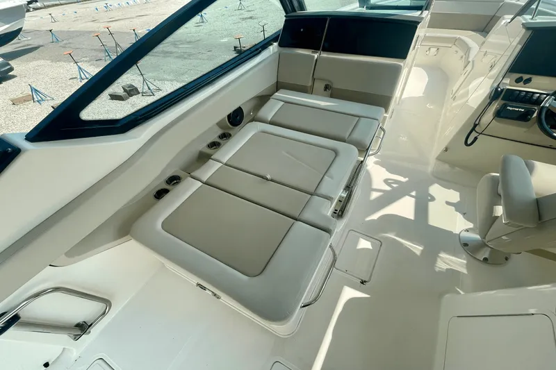 Slide: The Image of Boston Whaler 280 VANTAGE 2022 - 10