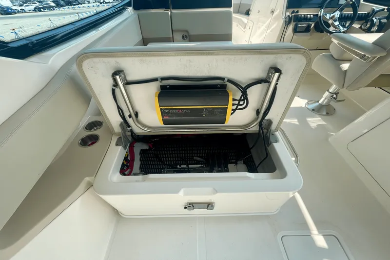 Slide: The Image of Boston Whaler 280 VANTAGE 2022 - 11
