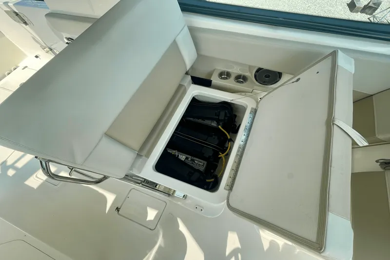 Slide: The Image of Boston Whaler 280 VANTAGE 2022 - 12