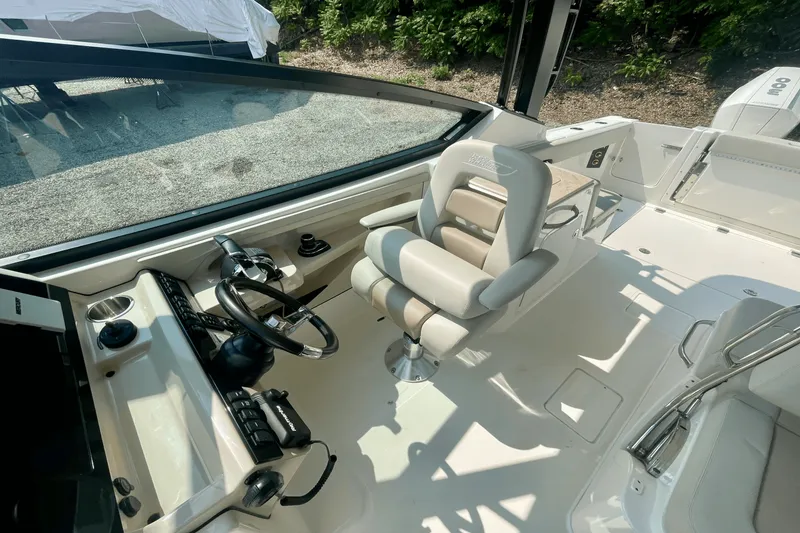 Slide: The Image of Boston Whaler 280 VANTAGE 2022 - 15