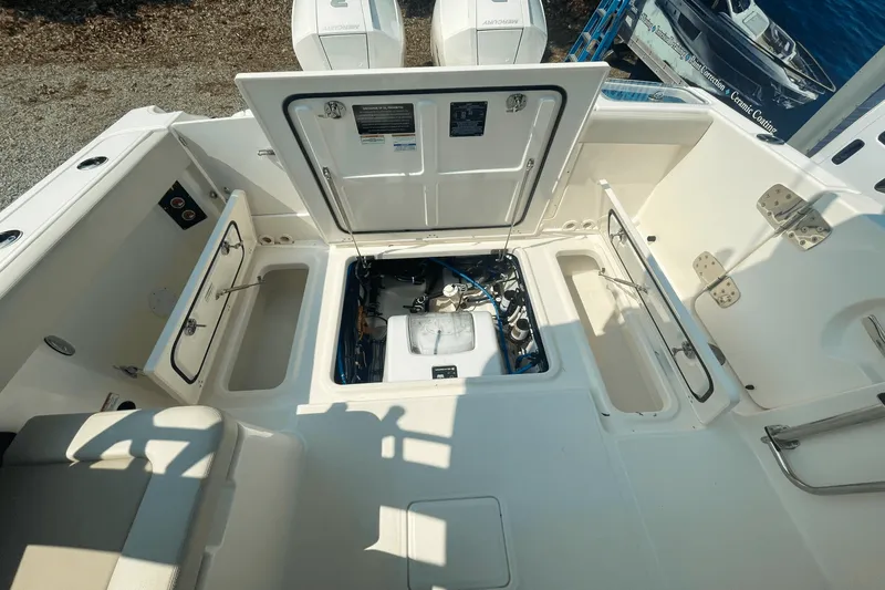 Slide: The Image of Boston Whaler 280 VANTAGE 2022 - 6
