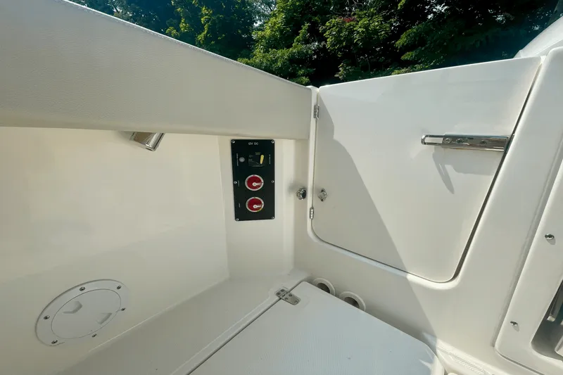 Slide: The Image of Boston Whaler 280 VANTAGE 2022 - 8