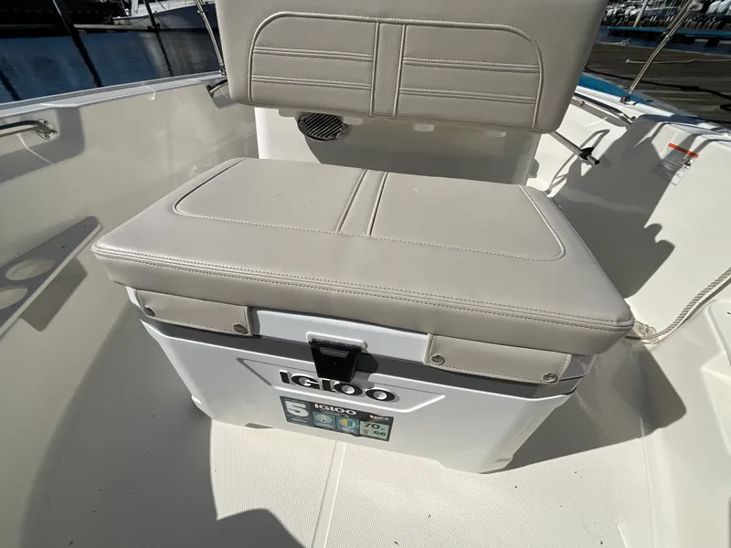 Slide: The Image of Boston Whaler 170 Montauk 2026 - 12