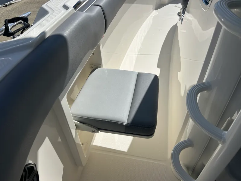 Slide: The Image of Boston Whaler 330 Outrage 2026 - 24