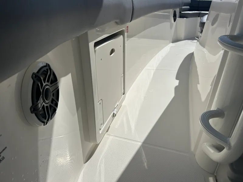 Slide: The Image of Boston Whaler 330 Outrage 2026 - 25