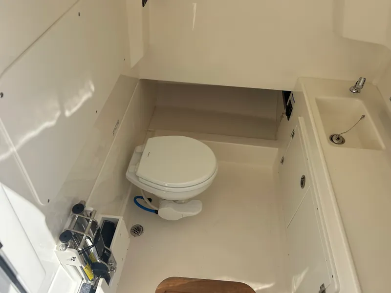 Slide: The Image of Boston Whaler 330 Outrage 2026 - 32